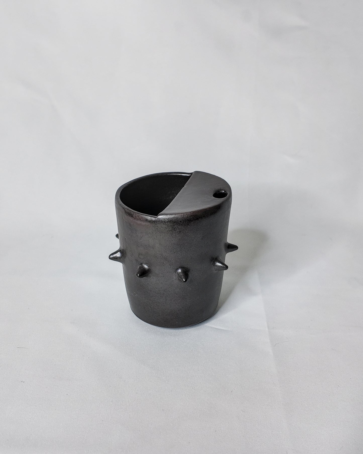 Spiky ceramic travel cup