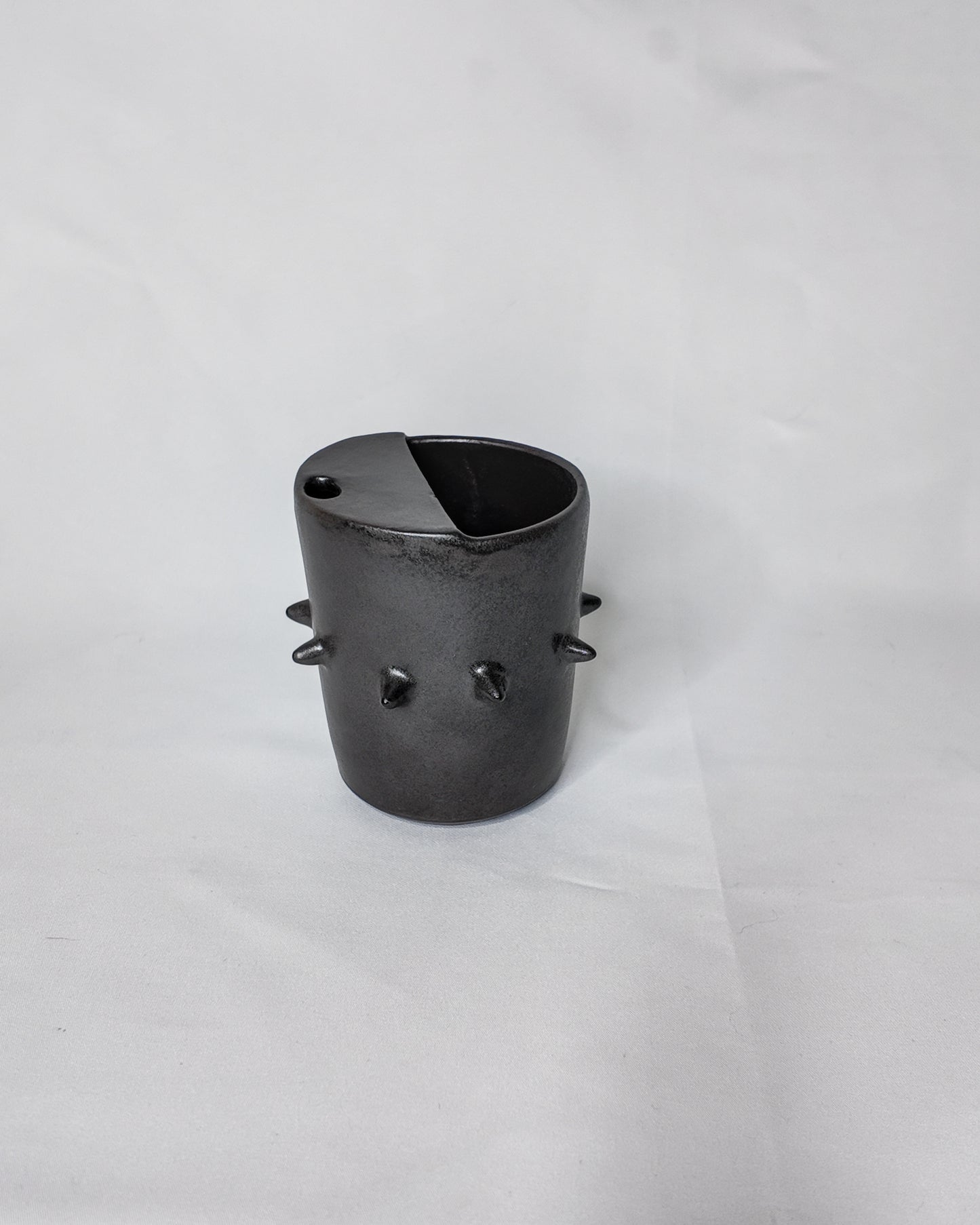 Spiky ceramic travel cup
