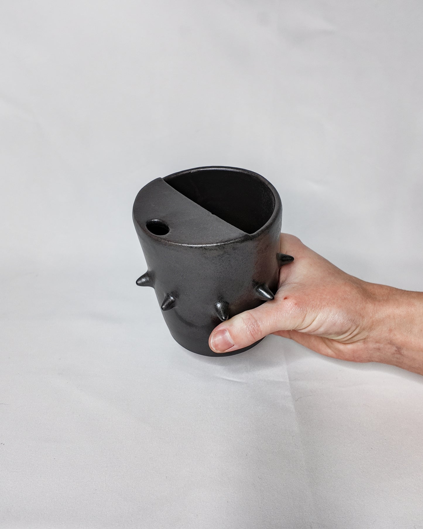 Spiky ceramic travel cup