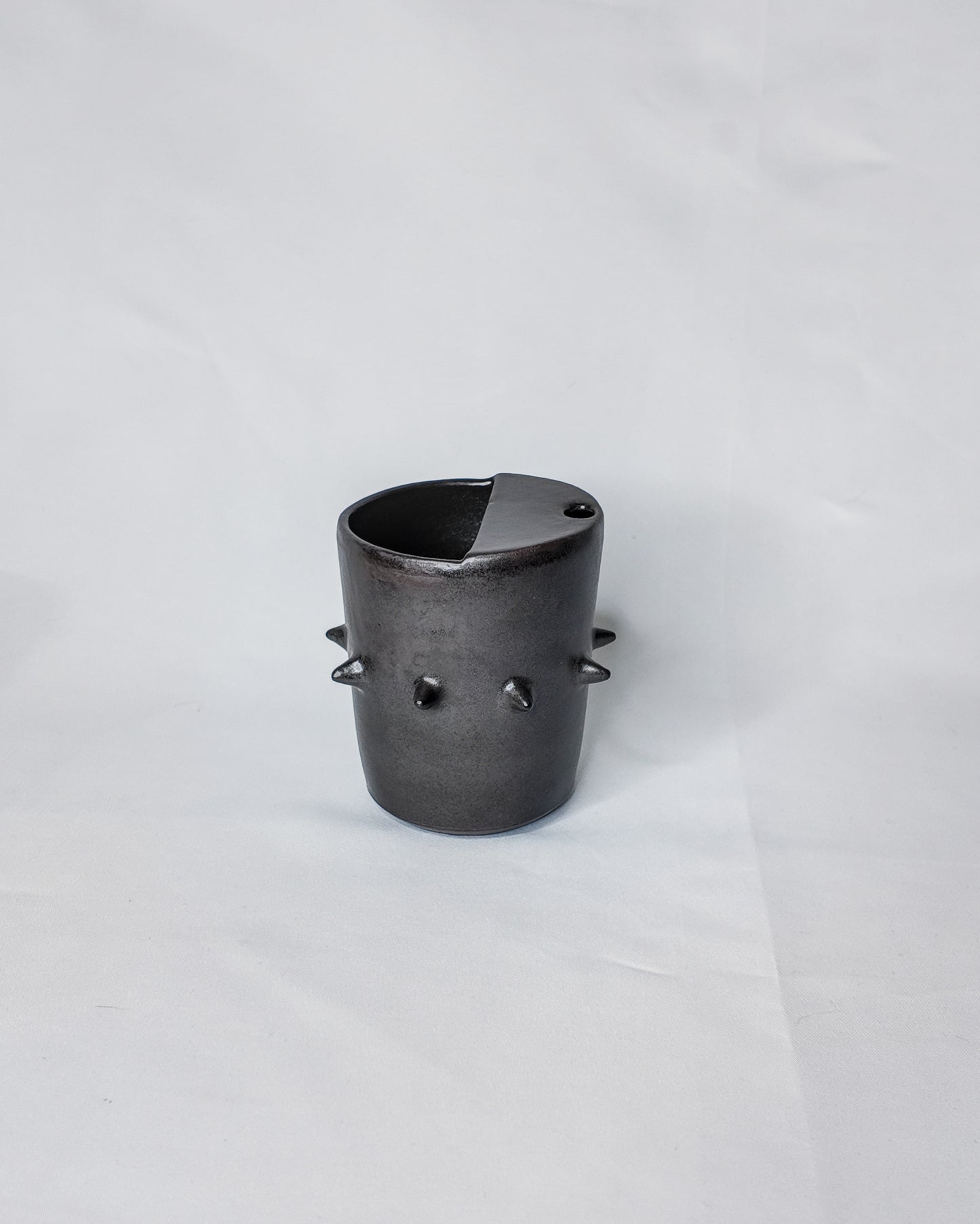 Spiky ceramic travel cup