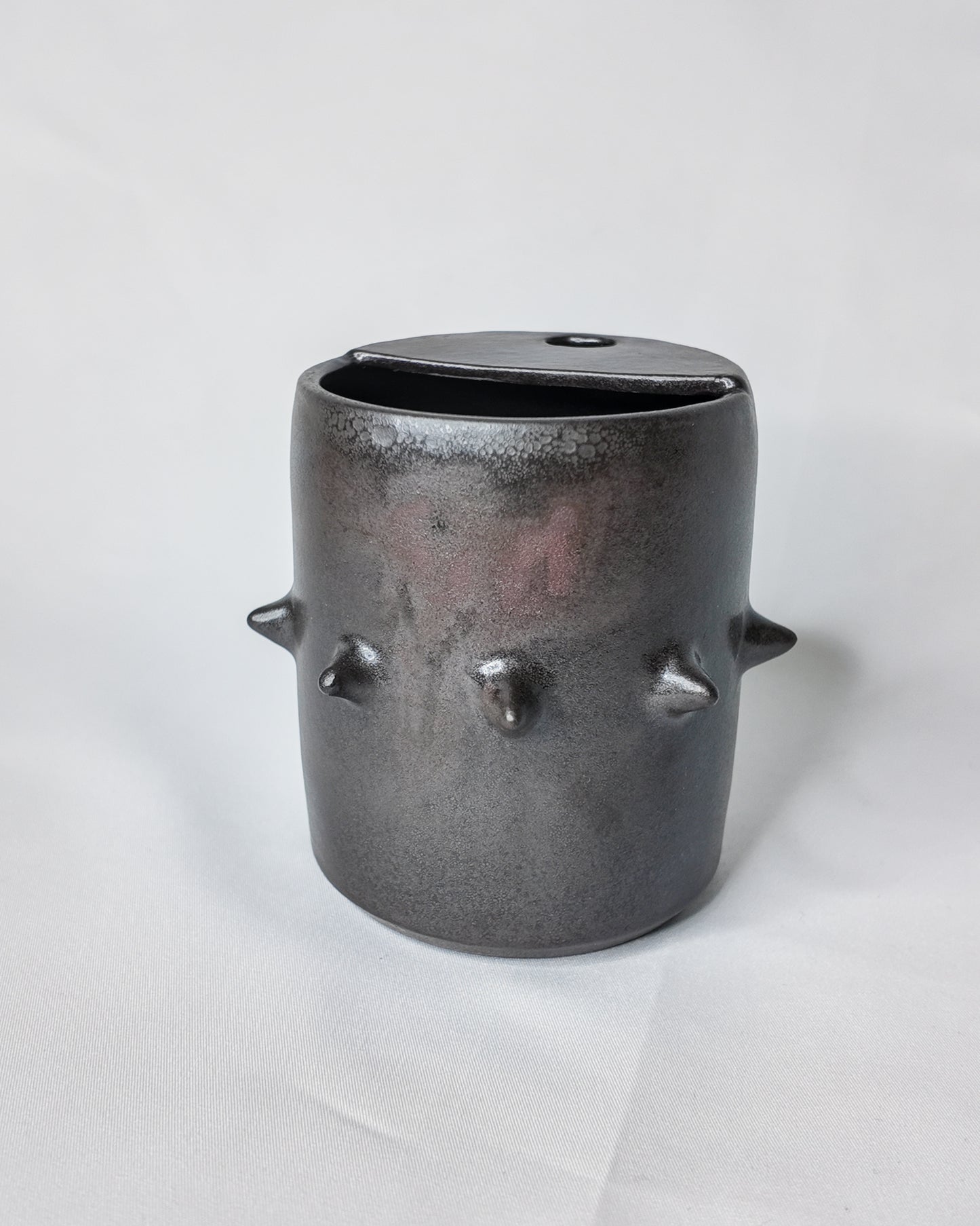 Spiky ceramic travel cup
